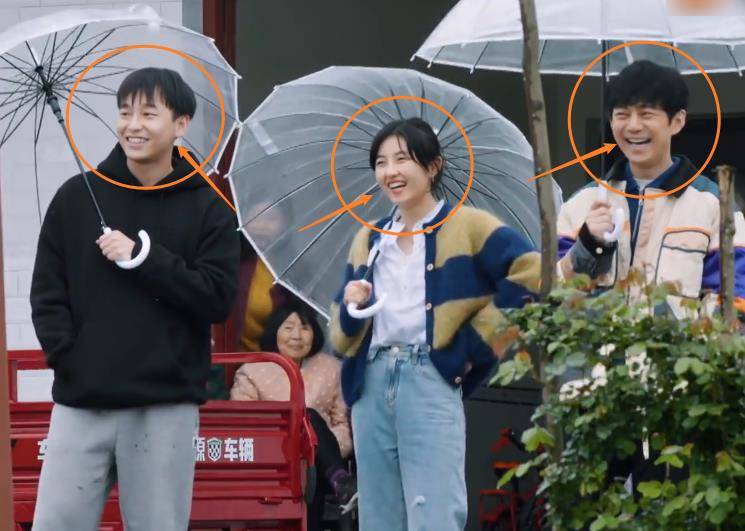 张艺兴开拖拉机载杨紫,一旁嘉宾的表情太抢镜,怕是最大的cp粉头_连