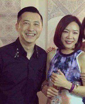 伊能静前夫庾澄庆晒照,两鬓斑白皱纹很明显,公开一家四口合照_儿子