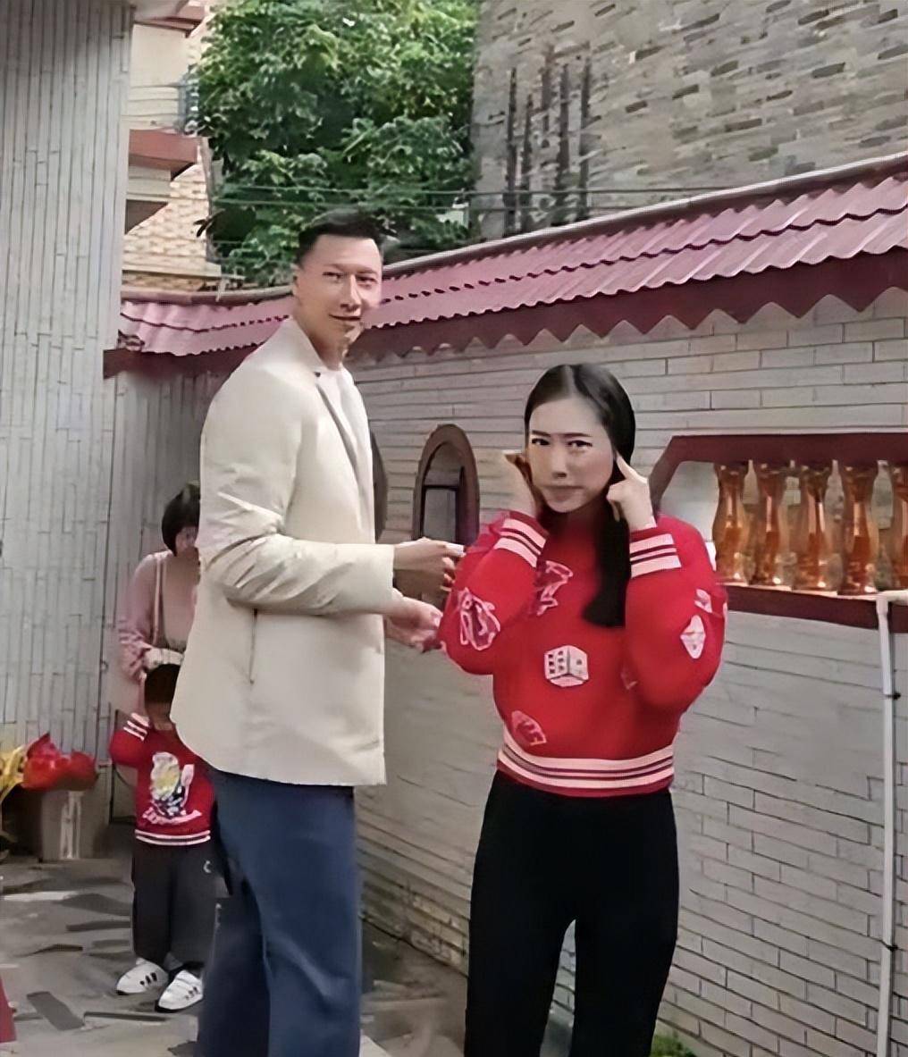 易建联一家4口罕见同框!