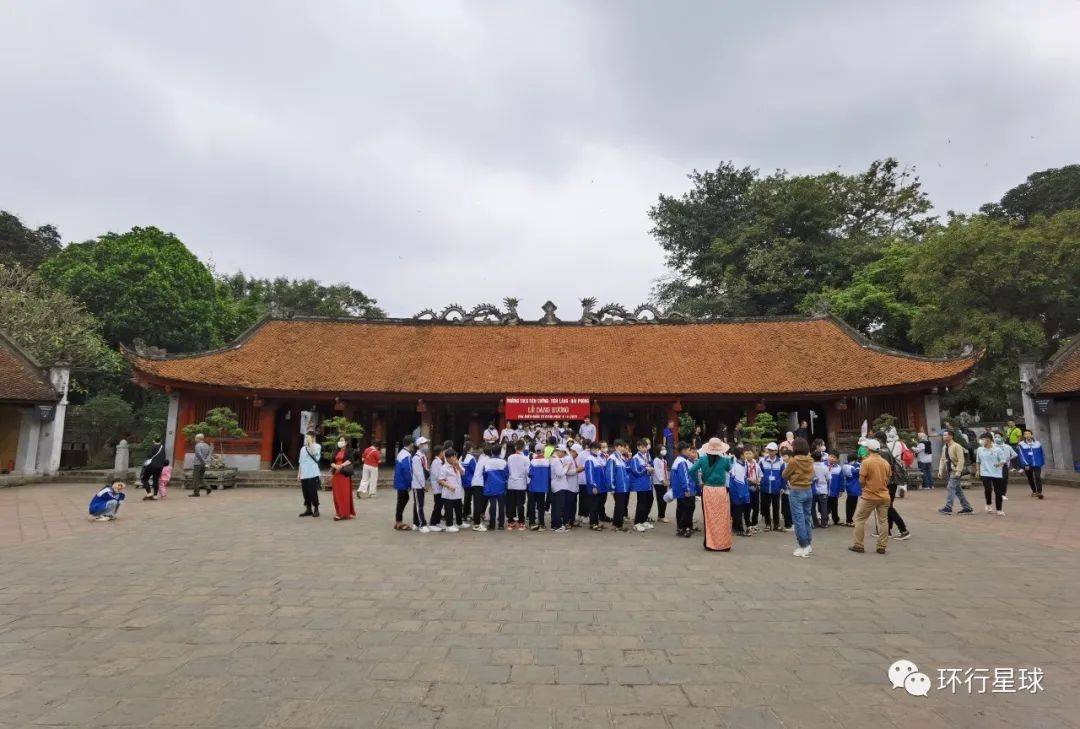 不过越南的校服款式和中国别无二致,都是一样的蓝白或黑白的运动装.