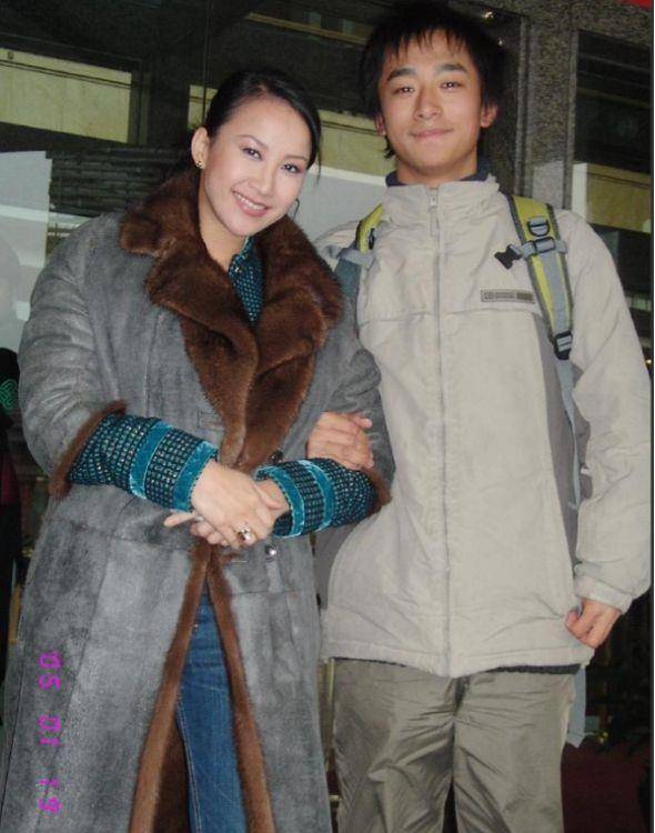 李玟告别仪式名单公开,老公缺席引热议,8位扶灵者背景曝光_甄妮_serb