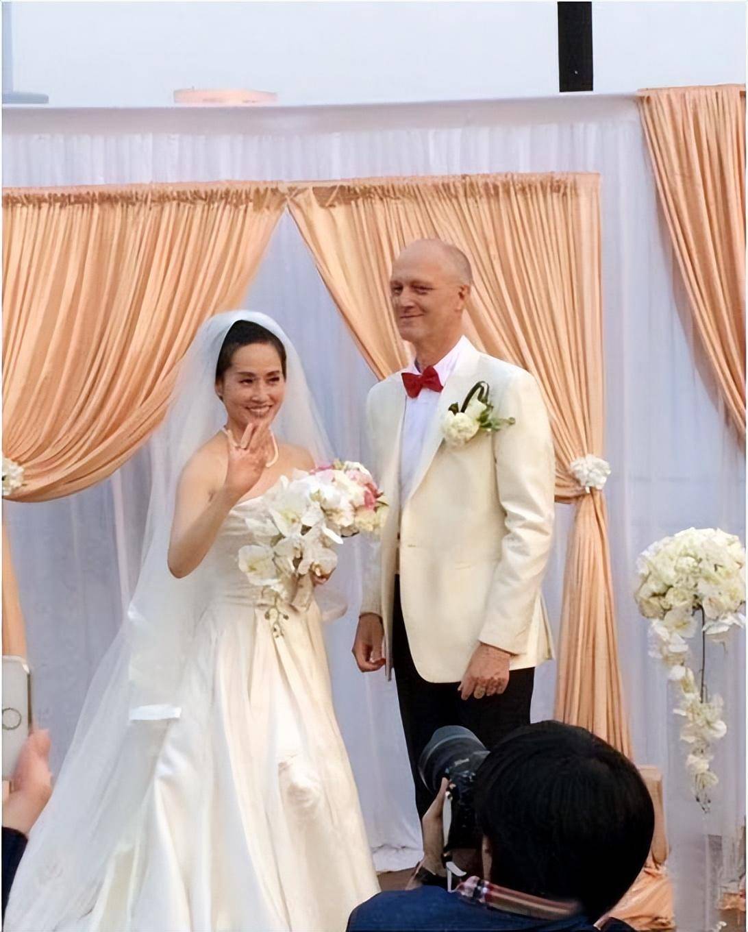 (王君安与美籍丈夫)2006年,王君安经过反复抉择回到"芳华",开始与美国