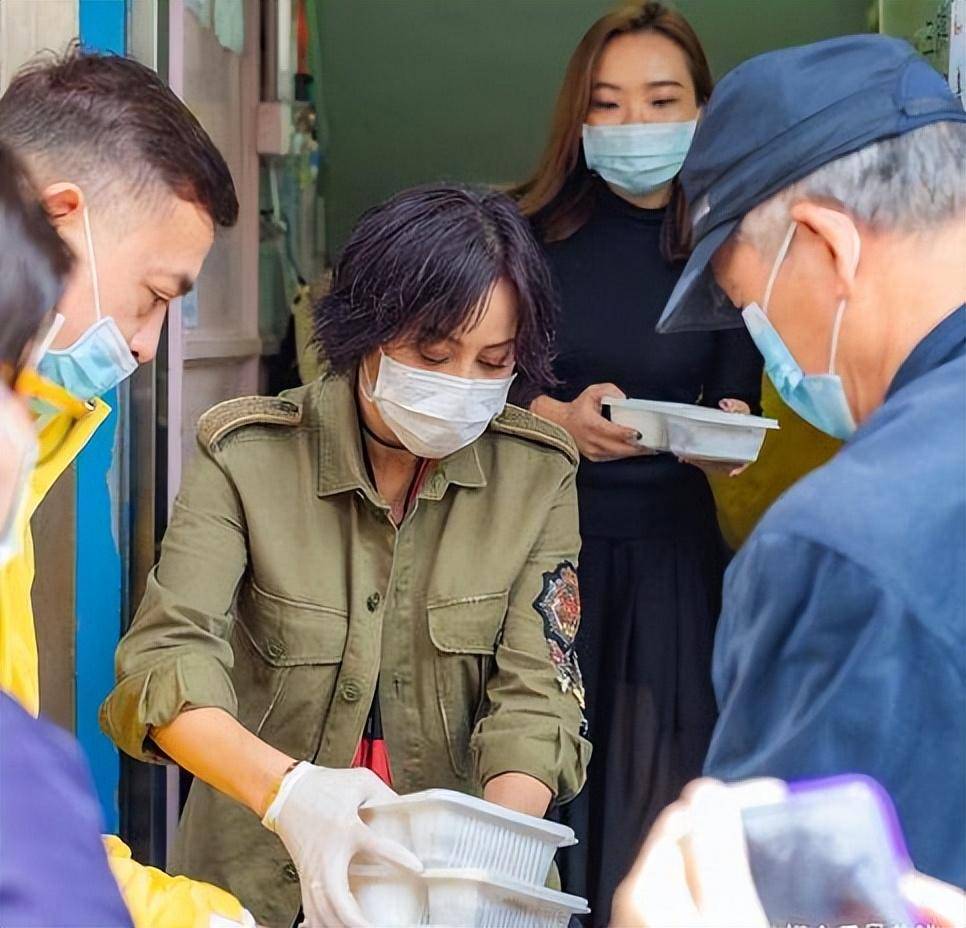 解救吾先生不仅仅是刘嘉玲,演员吴若甫被绑架的事情曾经也在轰动一时.