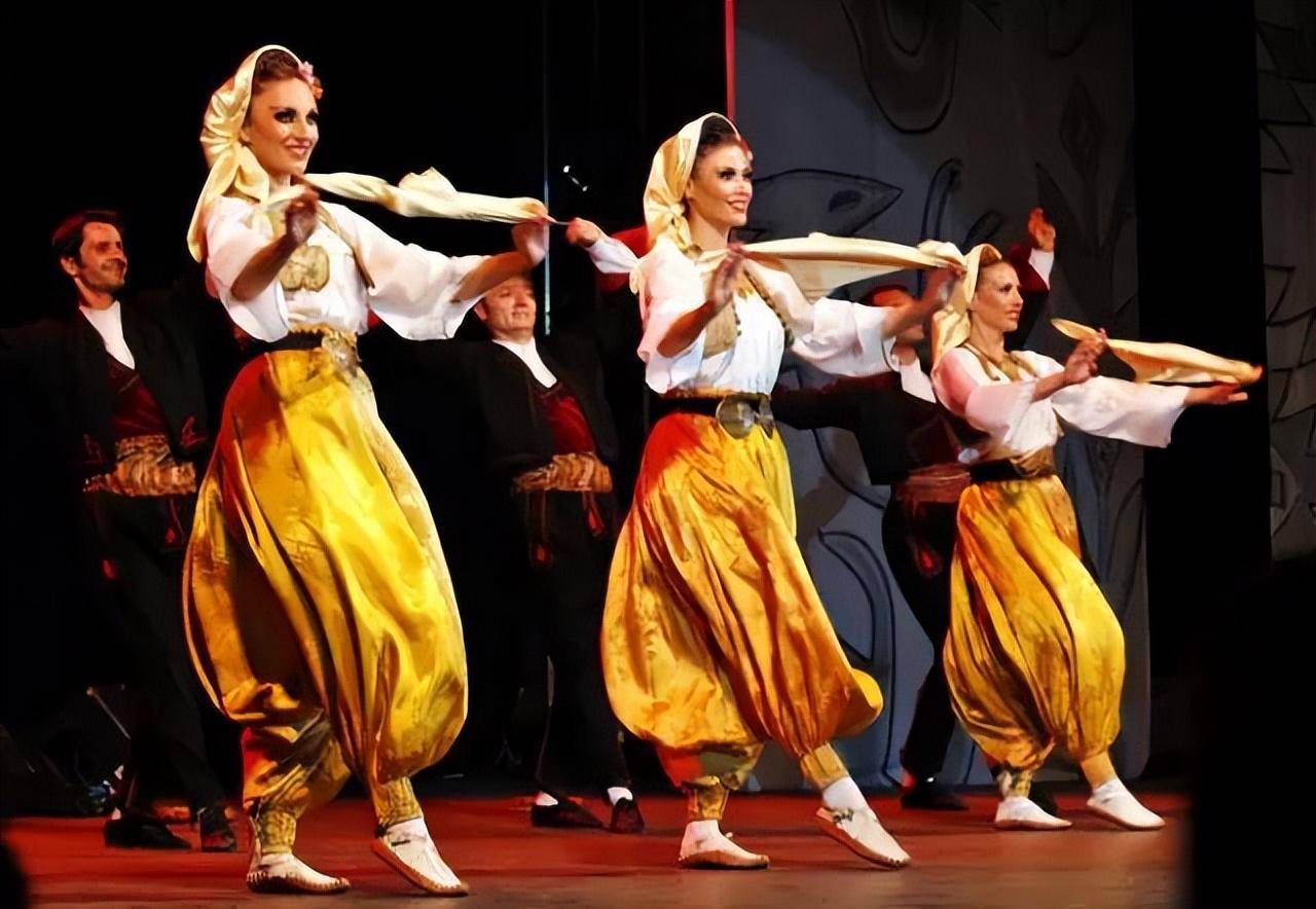 舞蹈在东欧的波罗的海的小众国家中扮演者什么角色?_服饰_传统_人们