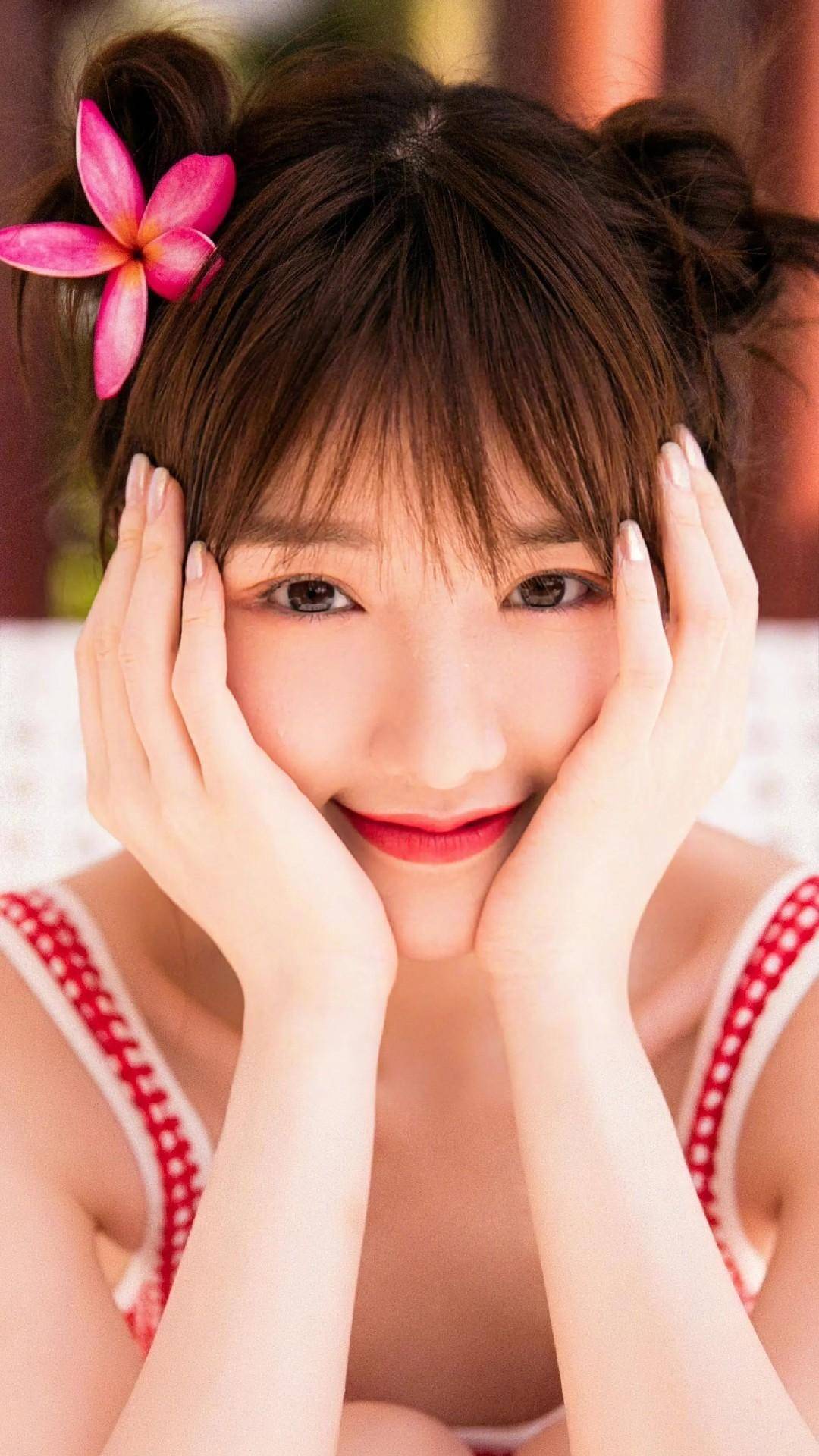 毛晓彤粉格泳衣照,细腰如束长腿修长,尽显邻家妹妹完美身材