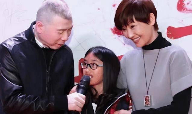 56岁徐帆携养女素颜现身,肤色暗沉雀斑明显,徐朵模样大变似爸爸