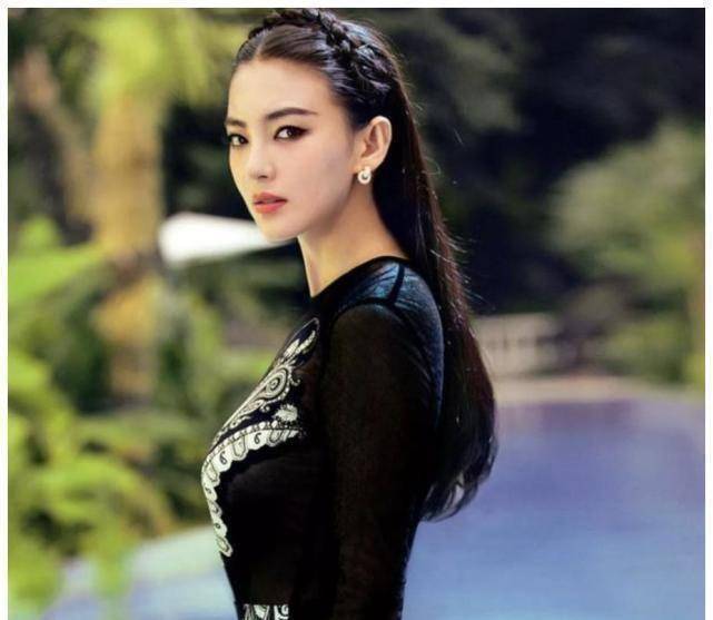 原来张雨绮在路上拍大片,一身低领搭配白色运动鞋,甜美少女的样子_女