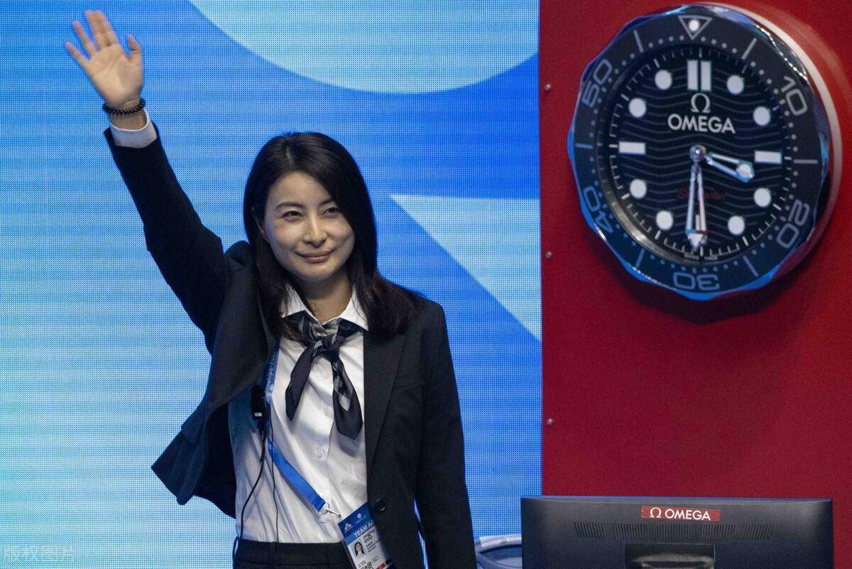 郭晶晶真是跳水界的脸面,当裁判长时又飒又a!