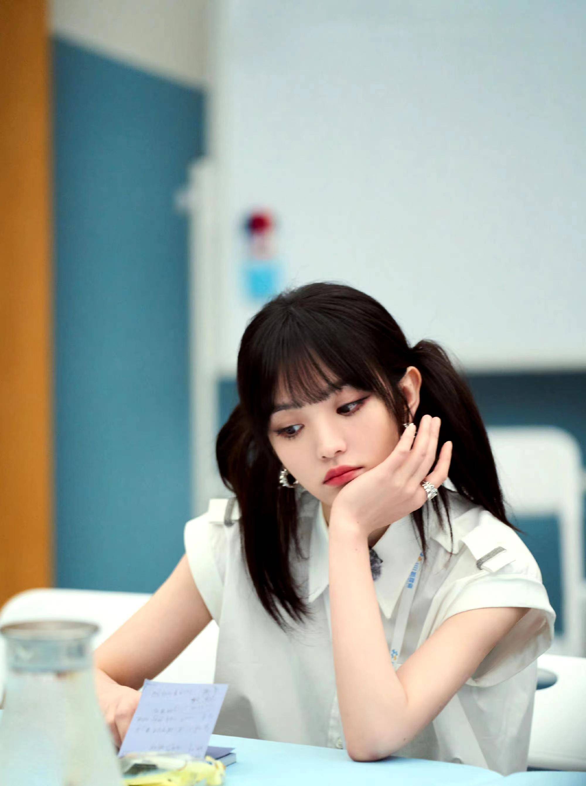 田曦薇《女子推理社》新造型,白衬衫配短裙双马尾太可爱了!