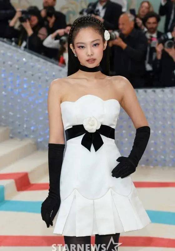 jennie出席metgala派对造型受关注_香奈儿_音乐节_全球最大