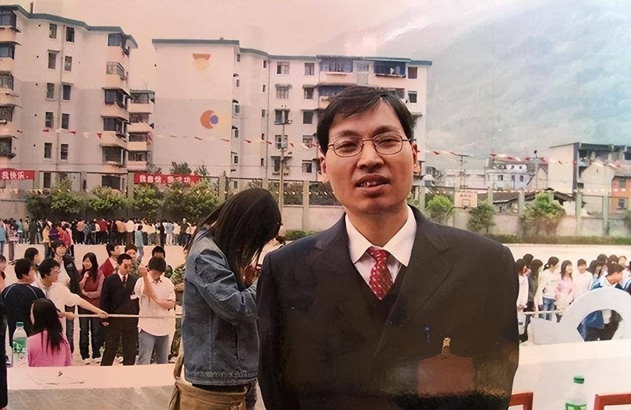 汶川地震,谭千秋舍身护4名学生牺牲,女儿谭君子哈佛毕业,留美_孩子