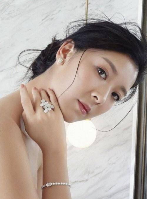 余香凝生娃后首次曝照,60天暴瘦30斤,身材一如既往的火辣!