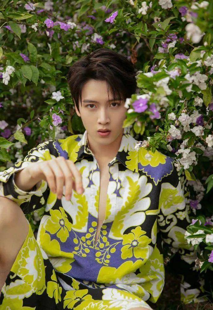 李昂昂的朋友圈 - 龚俊晒腹肌太吸睛,关晓彤御姐风绝了_造型_活动