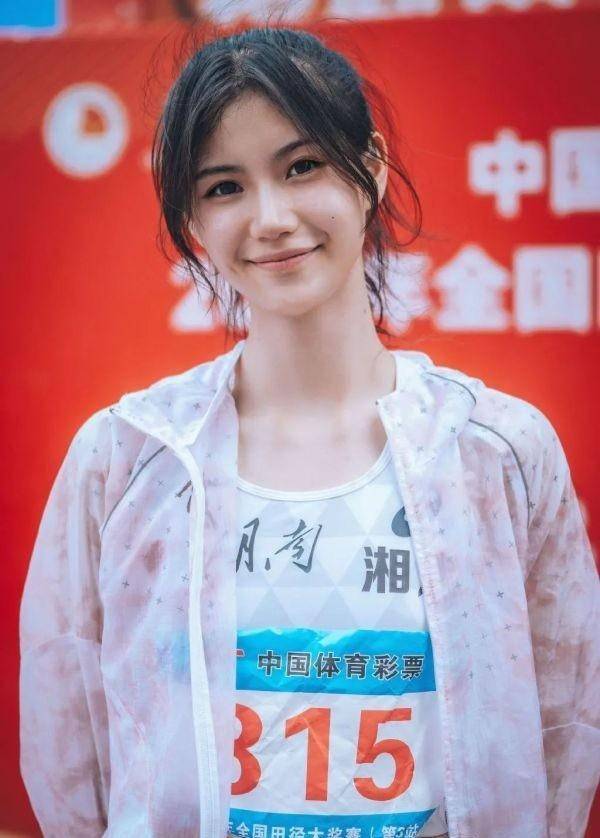 跨栏女子夏思凝,最强中学生,1米7被官网盛赞,肤白貌美身材时尚_田径
