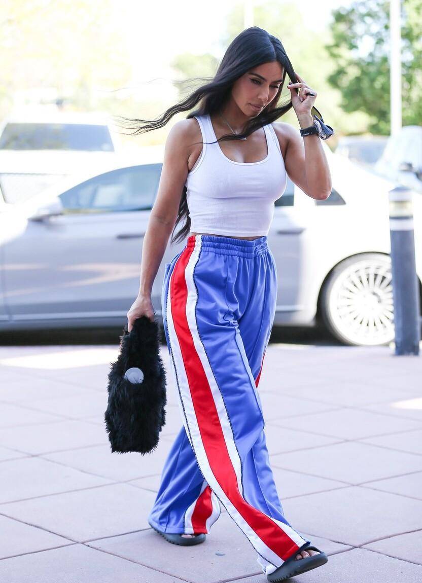 金-卡戴珊再次现身健身房,穿白色老爹背心黑色拖鞋,舒适休闲_时尚