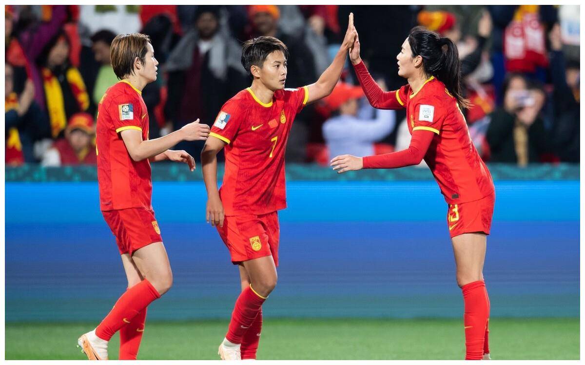 中国女足生死战阵容,两大主力被替换,留洋军团组成进攻三叉戟!