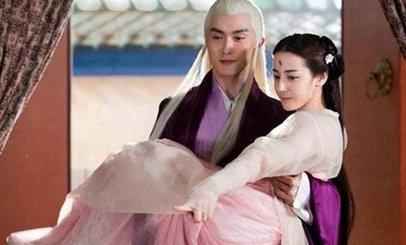 但是小凤九迪丽热巴也是怼回去了,说是高伟光不锻炼,你站哪一边呢?