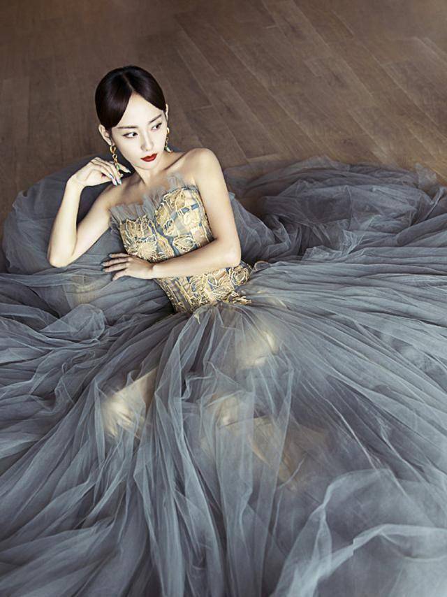 张嘉倪亮相红毯,身穿雾霾灰薄纱裙配上红唇泪痣,尽显迷人魅力_长裙