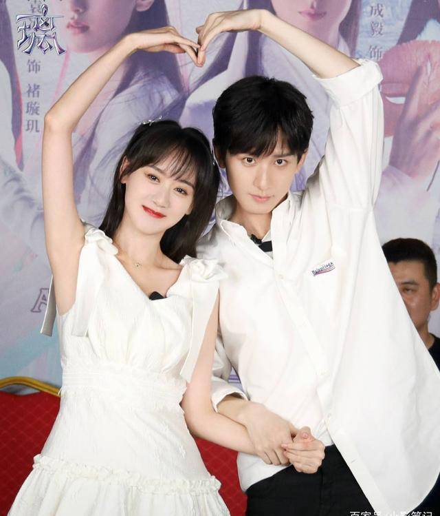 走出国门,欢瑞姜磊的海报却只有成毅,粉丝直言大气点_观众_袁冰妍