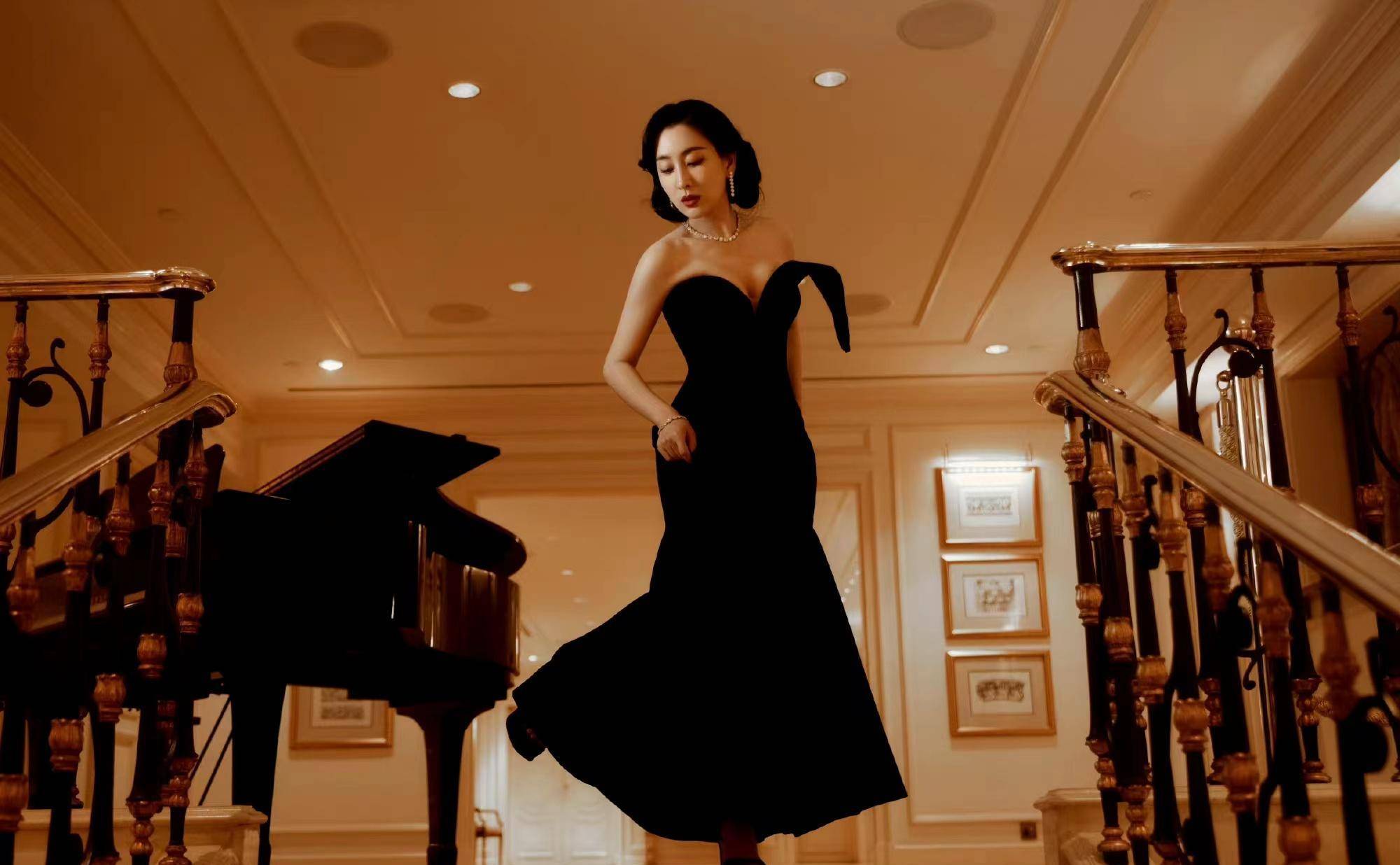 马苏出席香港电影金像奖,身穿黑色长裙搭配卷发,复古又优雅!