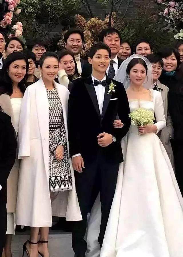 大合照时,也是站c位,紧挨着主角,人群中的焦点章子怡愣是把参加婚礼搞