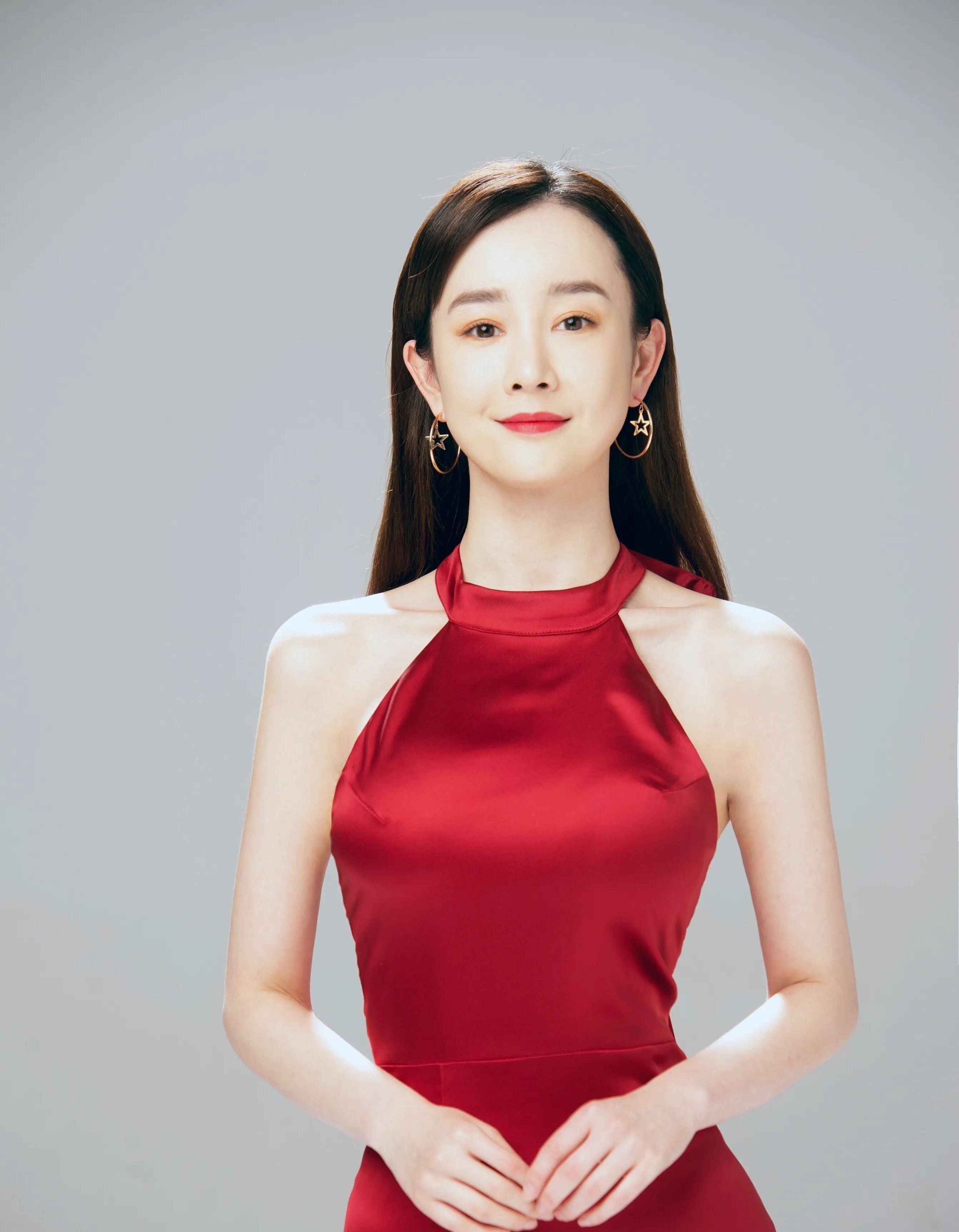 张萌"洗白"后心情大好,打扮精致的s型身材吸睛,脸蛋不僵硬自然_时尚