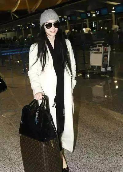 张馨予巴黎时装周造型又作妖,跟范爷比简直辣眼睛_大衣_白色_魅力