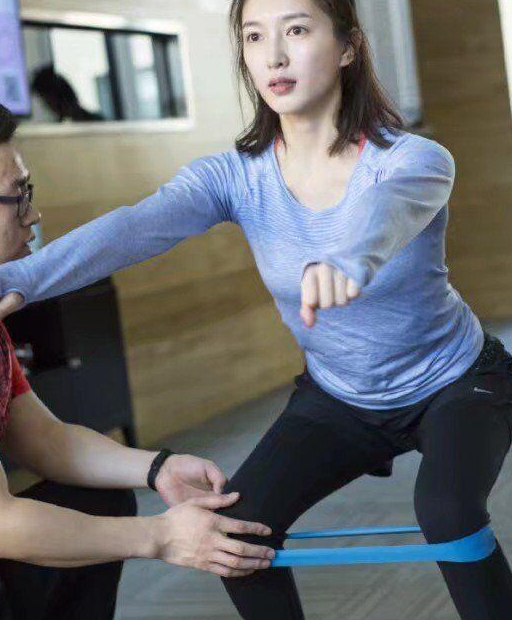 瑜伽动作 练习瑜伽轻松打造纤纤玉臂_双手_哑铃_双臂