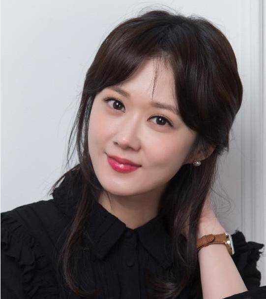 张娜拉饰演洪智雅,大发地产总裁兼驱魔师,郑容和饰演吴仁凡,利用鬼神