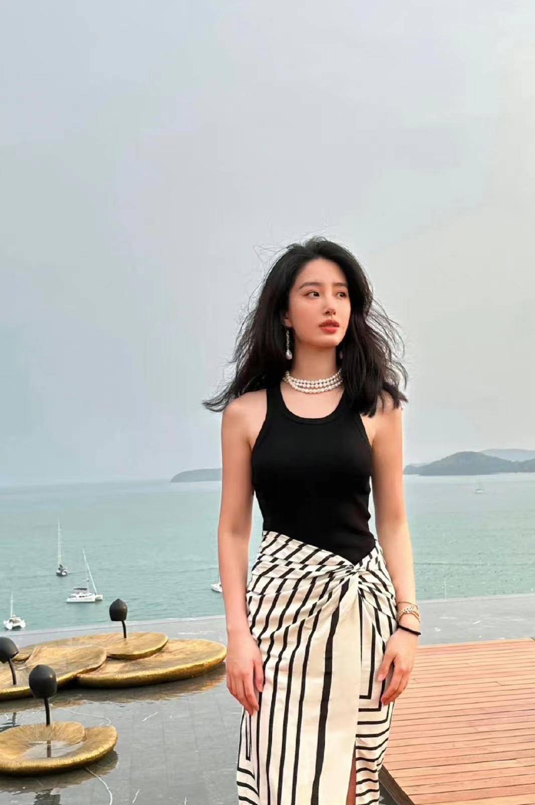 杨采钰海边度假,身穿黑色背心搭配条纹时尚裙,知性又优雅_显得_下身