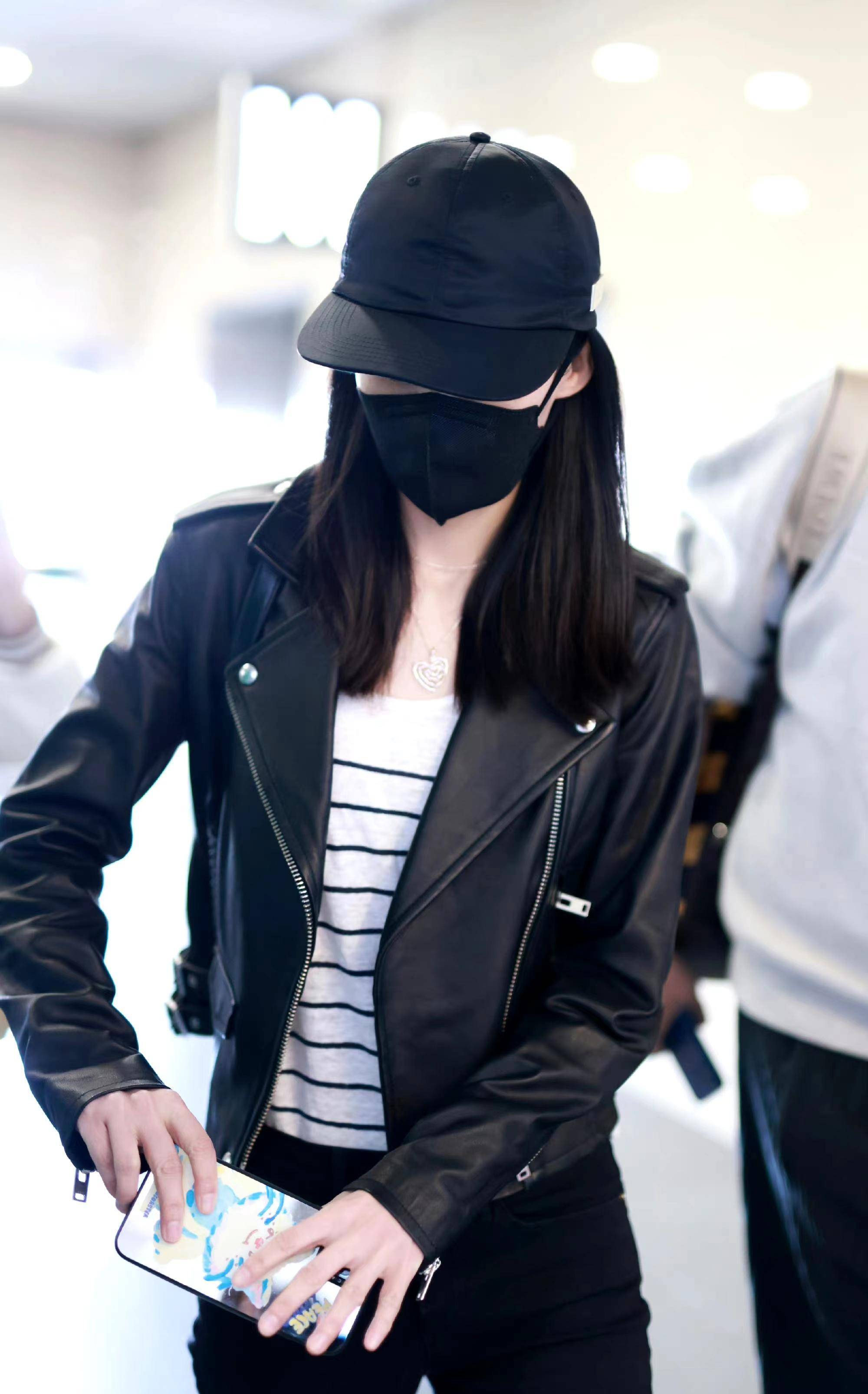 李沁现身机场,身穿黑色皮夹克搭配小黑裤,帅气又干练!_时尚_造型_身材