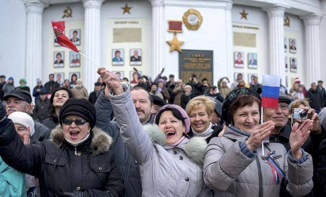 克里米亚是黑海北部海岸上的一个半岛,人口250万.