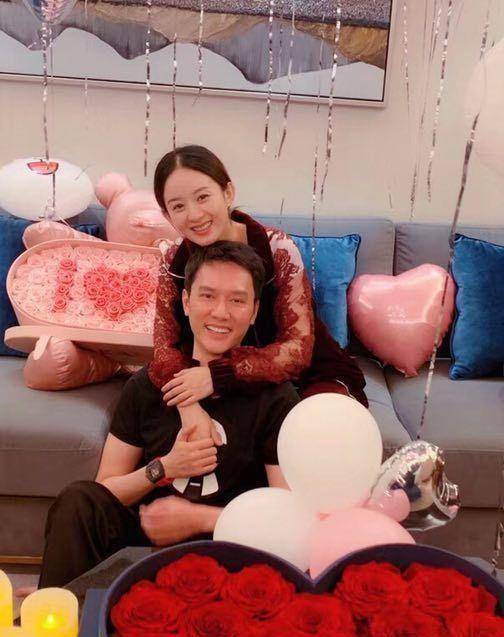 之后,两人破天荒的领取了结婚证,速度之快令人咋舌!