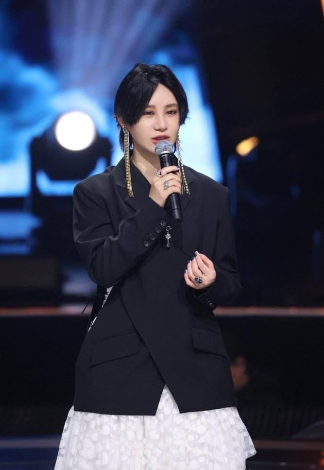 组瞒着她请来了同期参加06年《快乐女声》比赛的选手:许飞,唐笑,厉娜