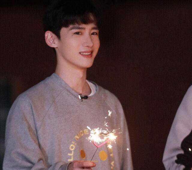 餐厅5:首播尬点满满,姚安娜认错大葱,黄晓明不知丁真哪里人你好火焰蓝