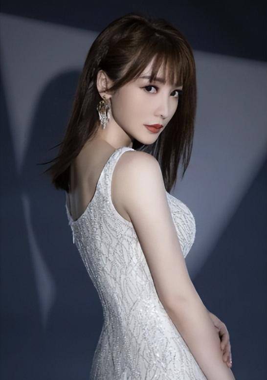 工作繁忙的时候,柳岩总是会带着母亲一起去,而她的朋友圈里,也有不少