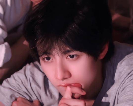 朱志鑫在学校图书馆拍照,将校服穿出高定既视感,素颜比化妆看着帅_刘