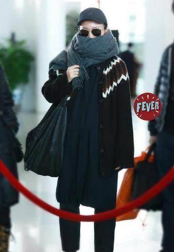 周笔畅长裙内里长裤现身机场,网友:搞得跟化缘的老尼姑似的!