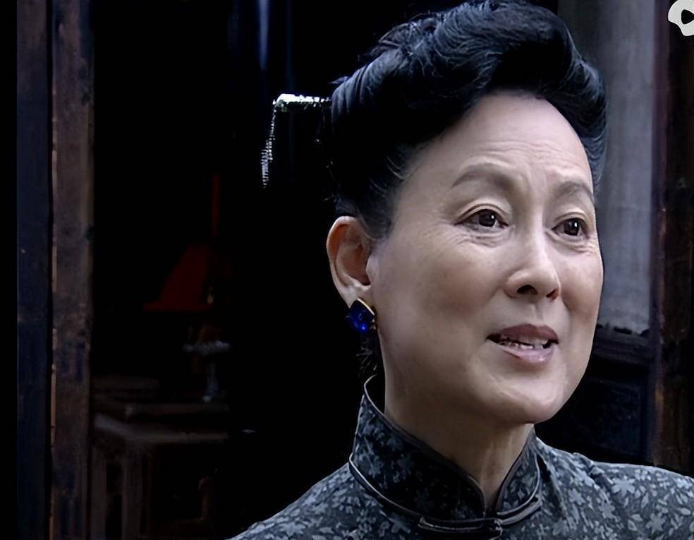 难得的是,老艺术家向梅也出演过《长恨歌》,在剧中扮演王琦瑶在苏州