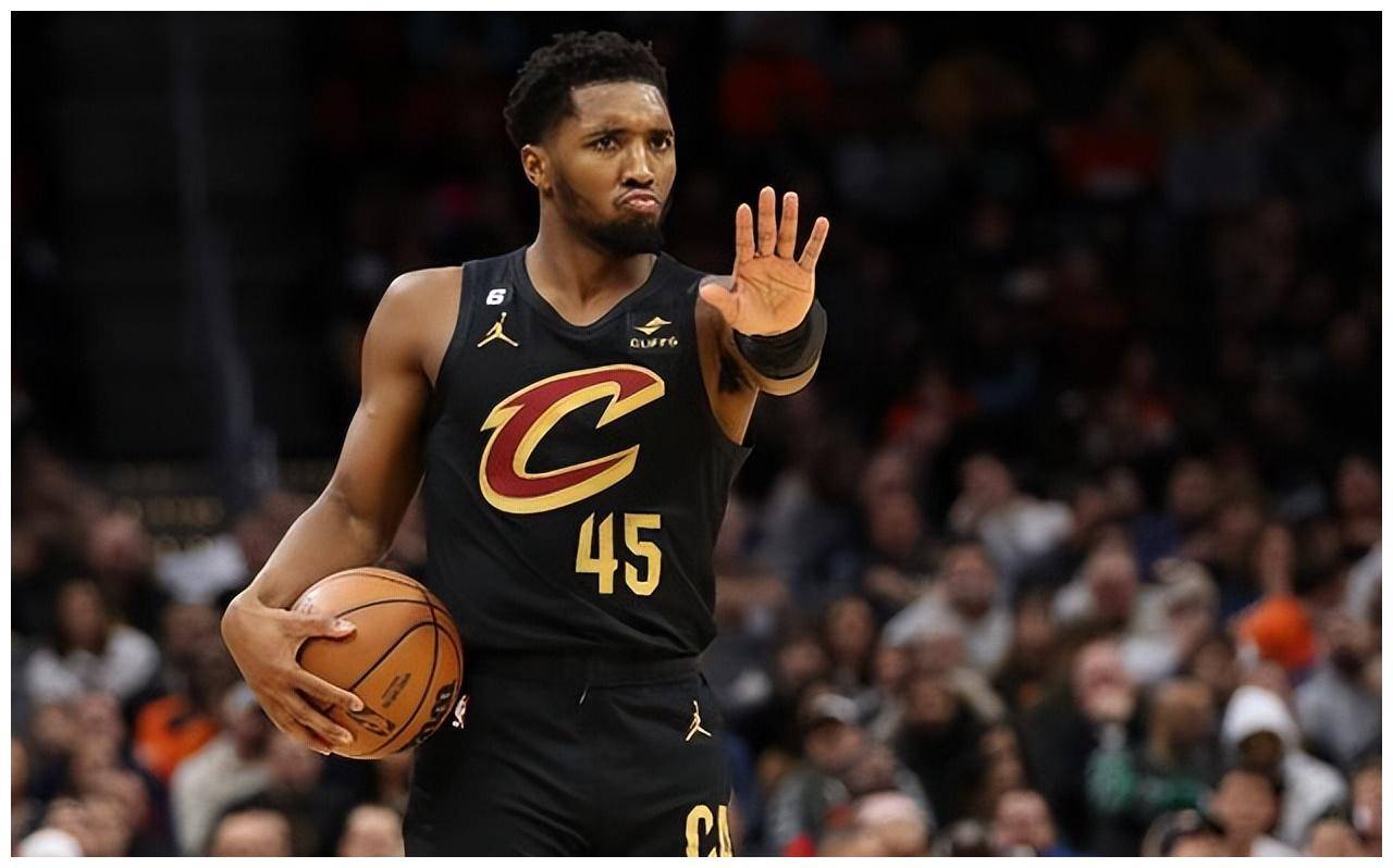 名记:骑士应该考虑交易多诺万·米切尔_续约_比赛_球员