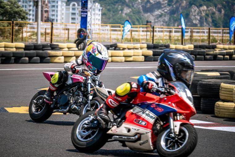 本次比赛由大连非玥体育发展有限公司主办,"kxd moto国际儿童摩托车