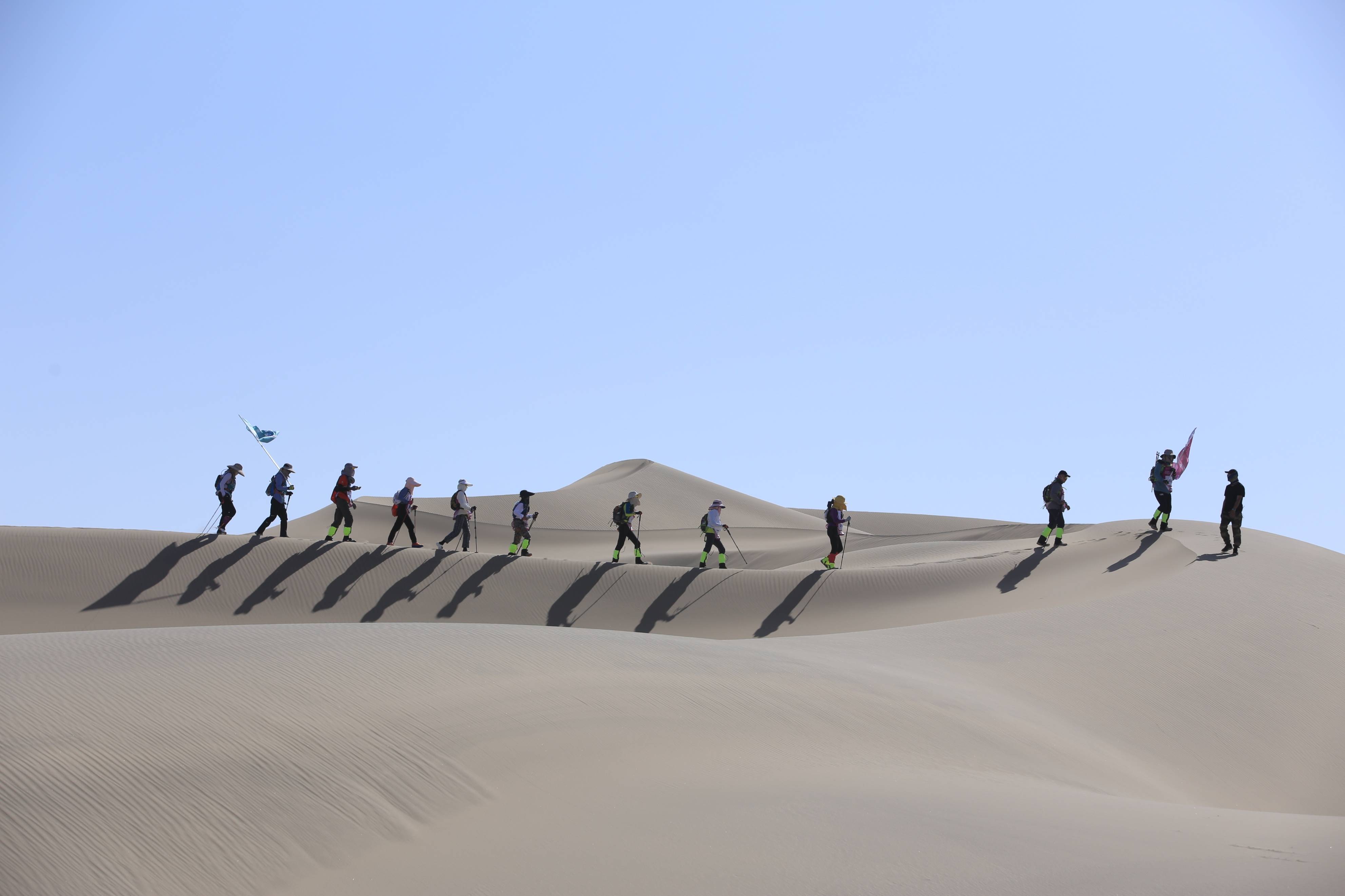 "原来参加戈壁沙漠徒步挑战108公里的都是这些人?"_寻找_精神_商机