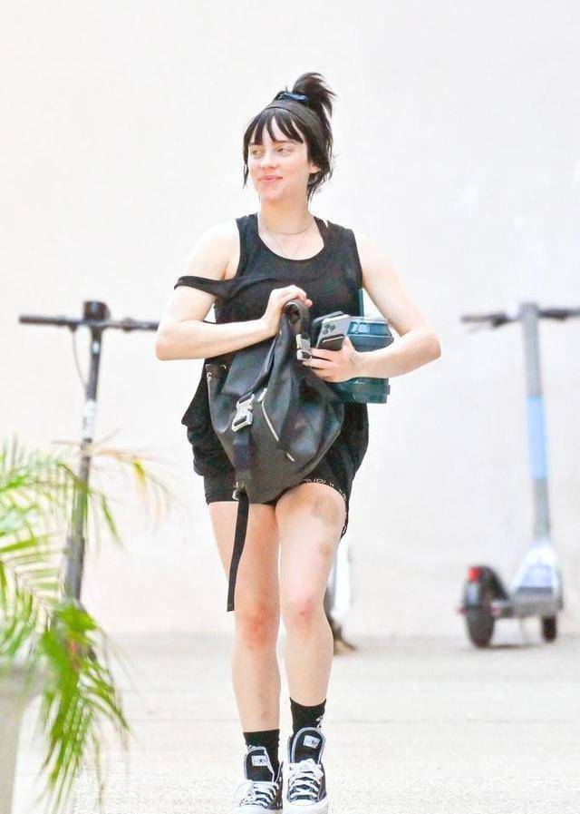 新浪娱乐讯美国当地时间下午,"碧梨"billieeilish健身房锻炼后现身