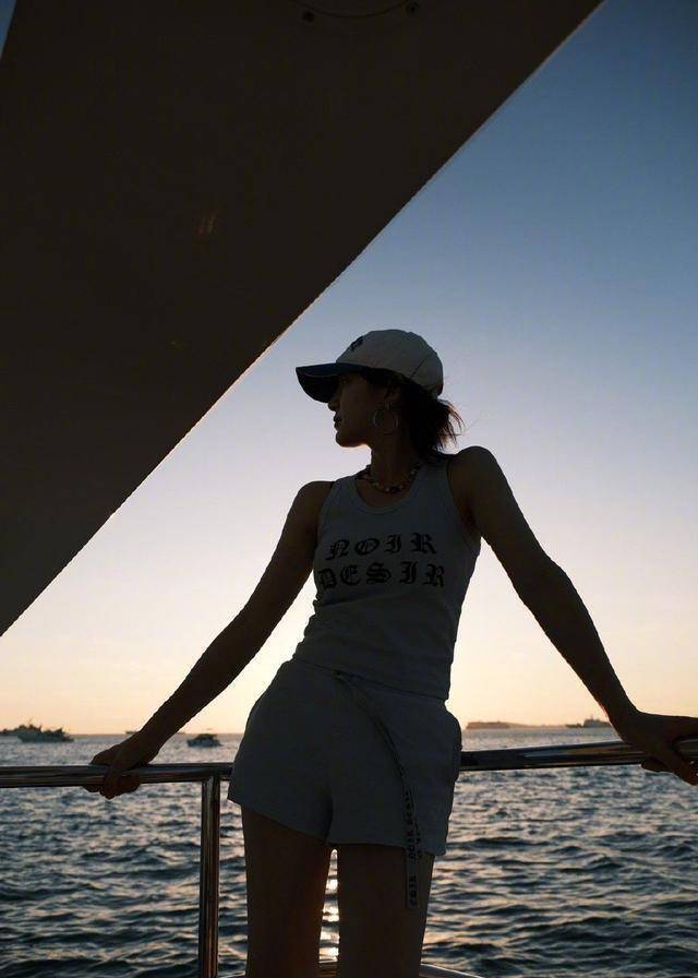 组图:孟佳分享海边库存美照穿短裤背心露大长腿惬意惹人羡_娱乐_照片