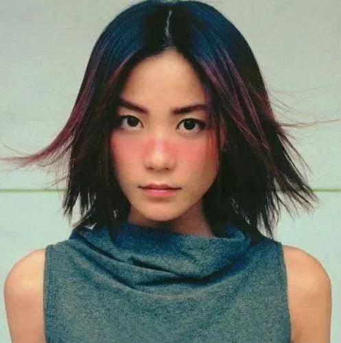 王菲女儿近照曝光,曾经的"兔唇女孩"成功逆袭,自信的女孩最美_李嫣