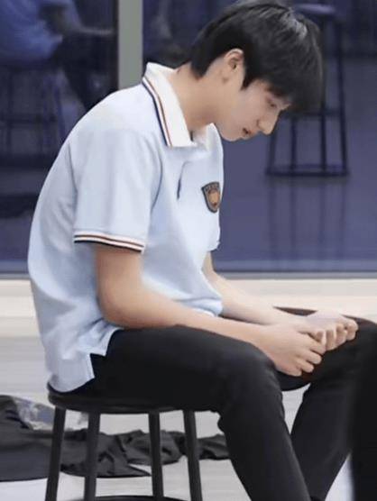 朱志鑫在学校图书馆拍照,将校服穿出高定既视感,素颜比化妆看着帅_刘