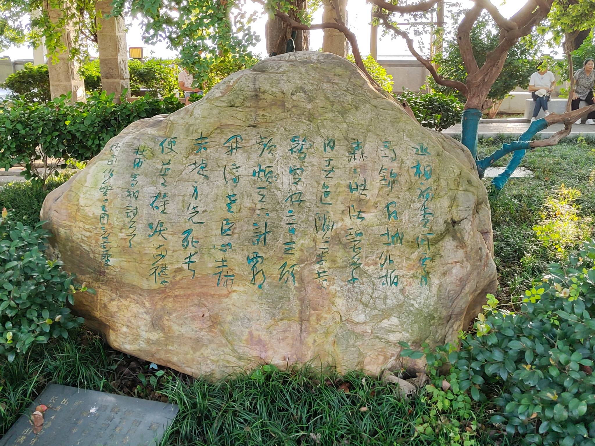 行走在湘江中路,一段路面刻写有"七里庙""八角亭""三王街""师范""