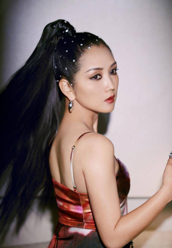 歌手何洁近照瘦得看不清,吊带裙纤细修长,与以前判若两人_漂亮_照片