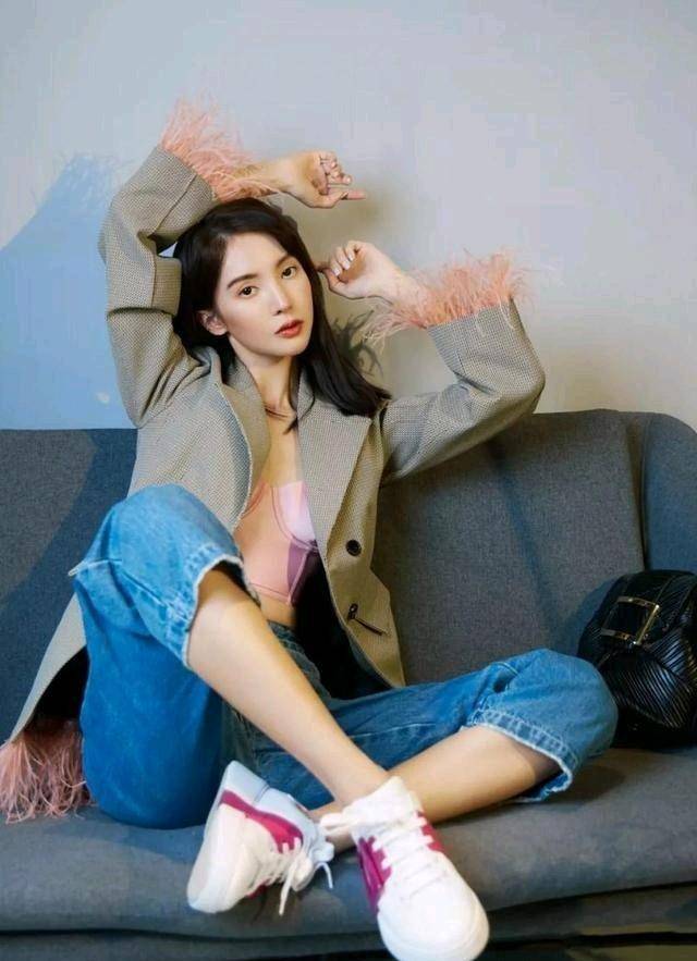 金晨的着装非常大胆,衣服下面直接穿了身材罩,时尚又优质_连衣裙_粉色