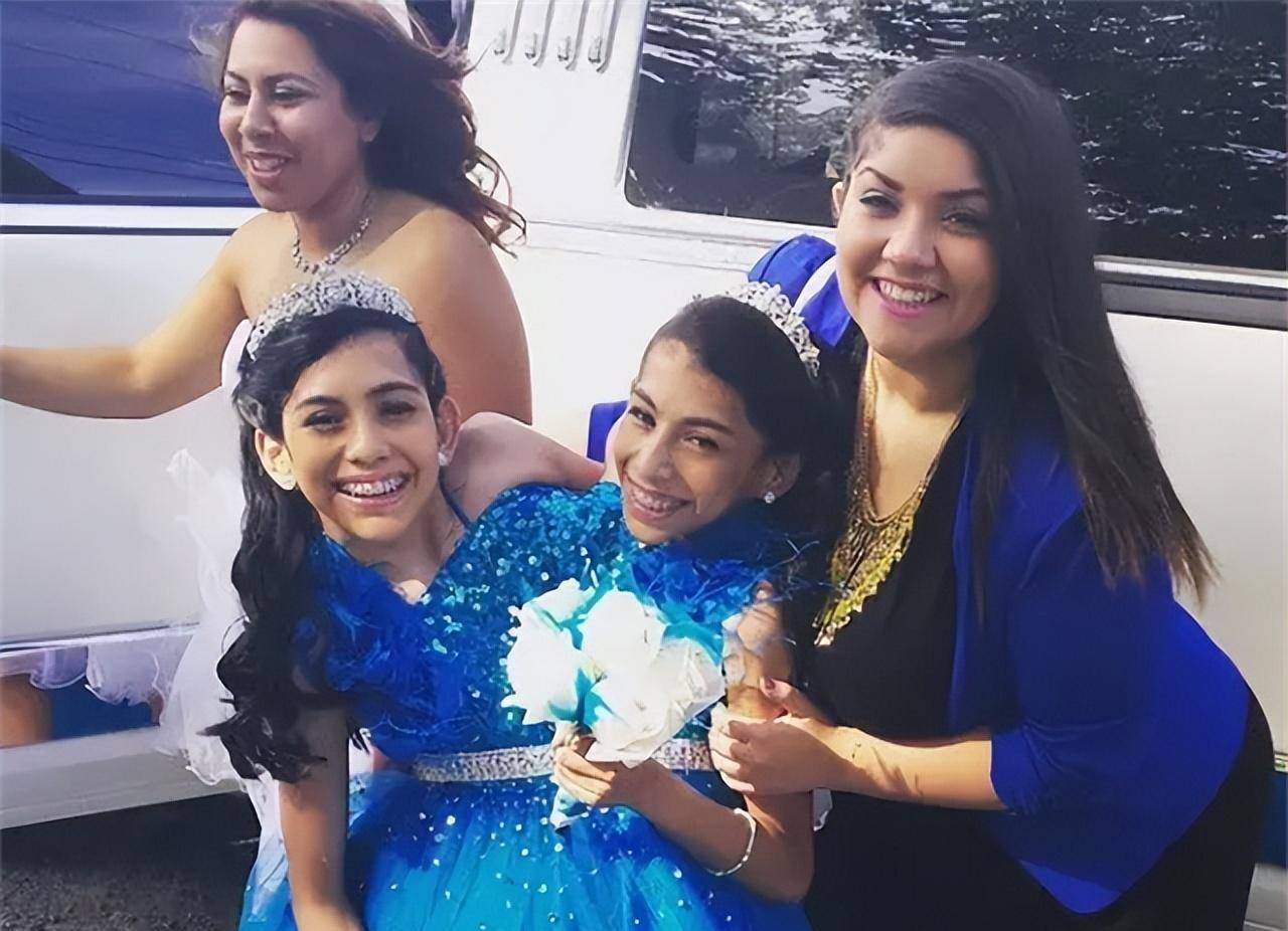 纪录片《连体姐妹花:艾比和布列塔尼》中新网《美国18岁孪生连体姐妹